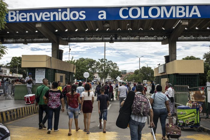Colombia. Venezuelans continue perilous journeys across border on foot